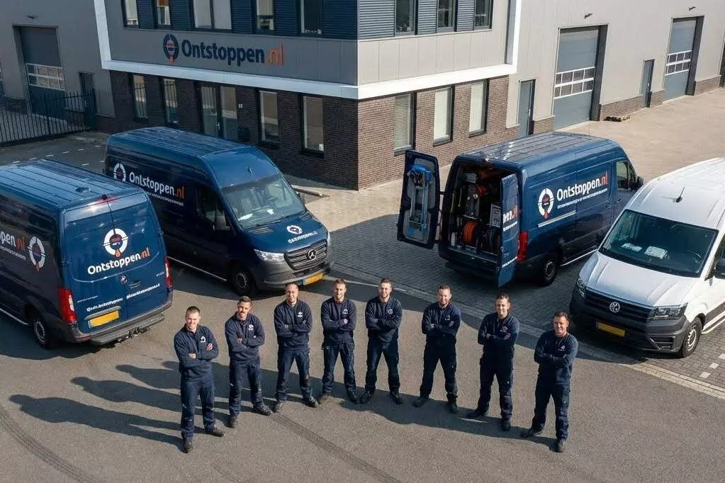 oantstoppen team bus Je wilt snel en vakkundig je riool ontstoppen in Bakkeveen, zeker als je te maken hebt met een hardnekkige verstopping, nare geurtjes of plots borrelende afvoeren. Bij Ontstoppen.nl weten we precies wat je doormaakt en staan we direct klaar voor elk probleem met je riolering, of het nu gaat om verstopte afvoerbuizen, toilet, regenpijp of leidingen.