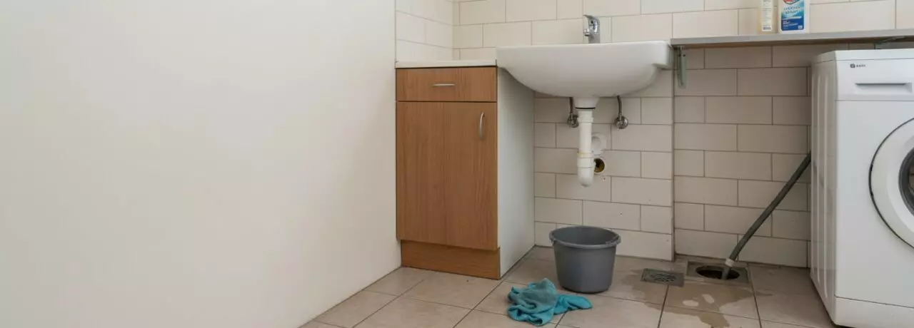 Hoe ga je om met hard water dat samen met vet aanslag in leidingen geeft?