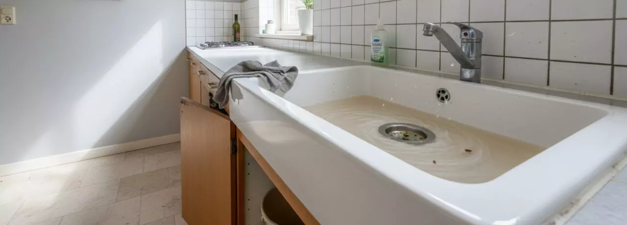 Hoe herken je de eerste signalen van dichtslibbende keukenafvoer?