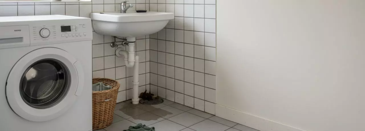 Hoe zelf onderhoud aan dakgoten problemen in hemelwaterafvoer beperkt.