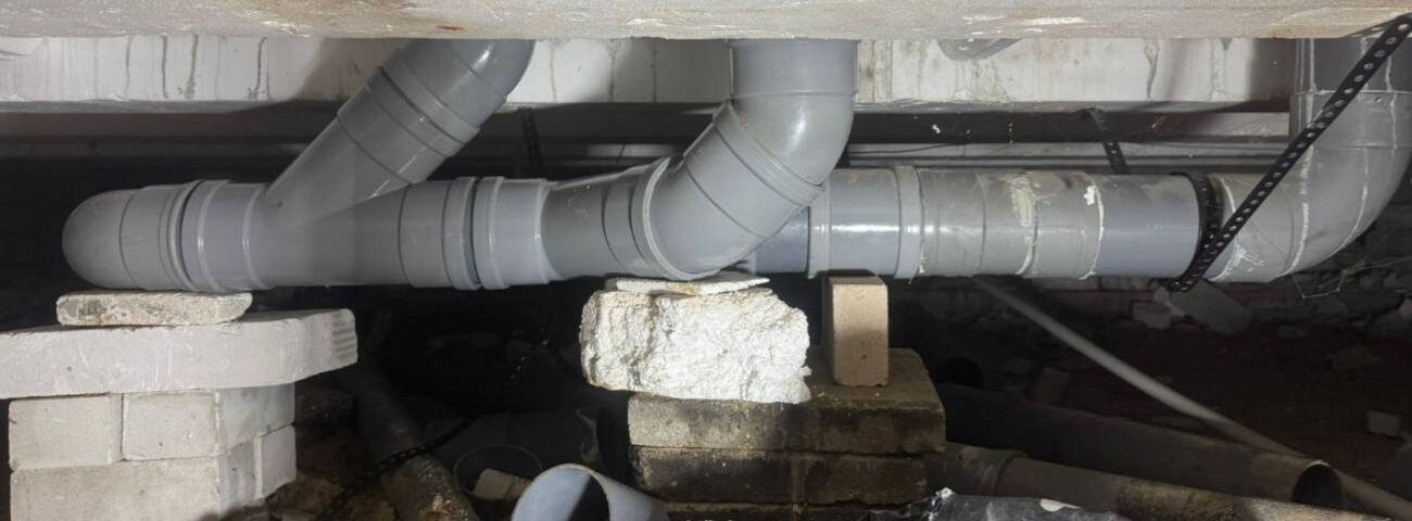 Je loopt naar het toilet en ineens spoelt het water niet meer weg. Paniek. Als de rioolverstopping bij de erfgrens zit, komen al snel de&hellip;