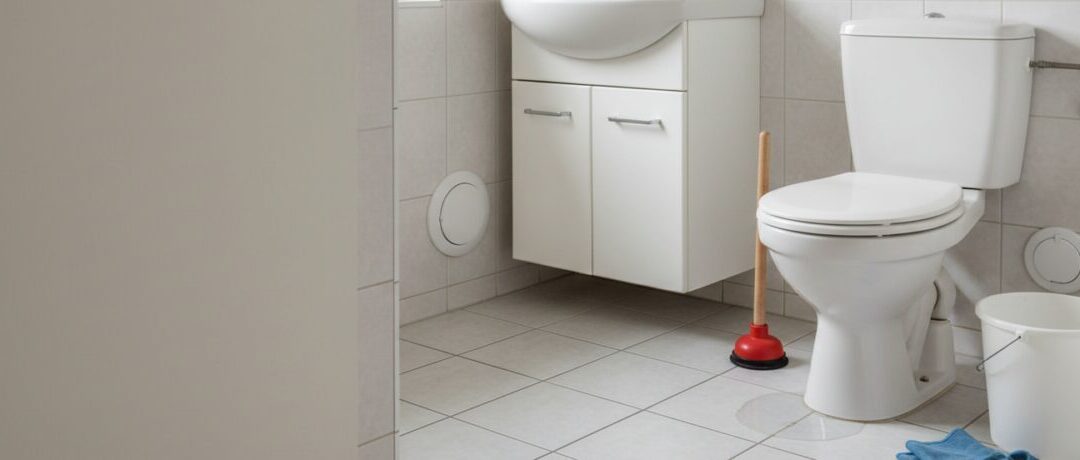 9 tips om veilig te werken als je zelf je toilet gaat ontstoppen.