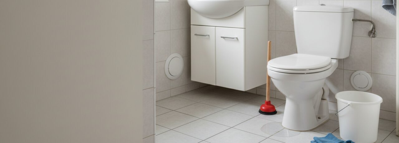 9 tips om veilig te werken als je zelf je toilet gaat ontstoppen.