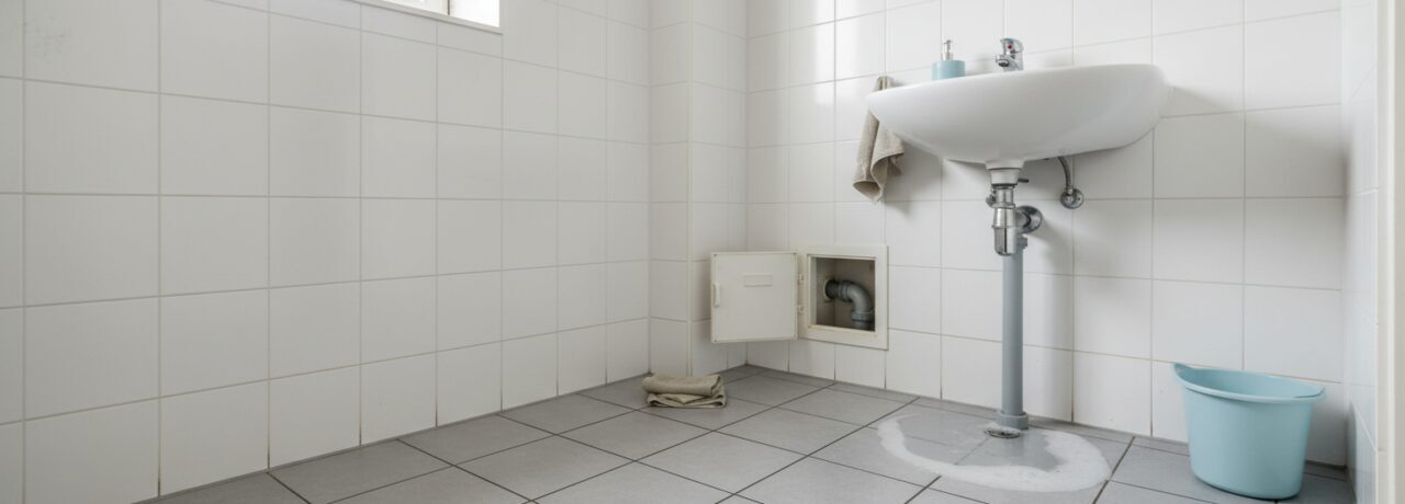 Badkamer afvoer spoed ontstopping Wanneer je badkamerafvoer verstopt zit en alles dreigt over te lopen, wil je direct hulp. Wij springen er bovenop met een spoed ontstopping voor je…