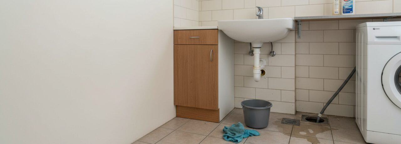 Hoe ga je om met hard water dat samen met vet aanslag in leidingen geeft?
