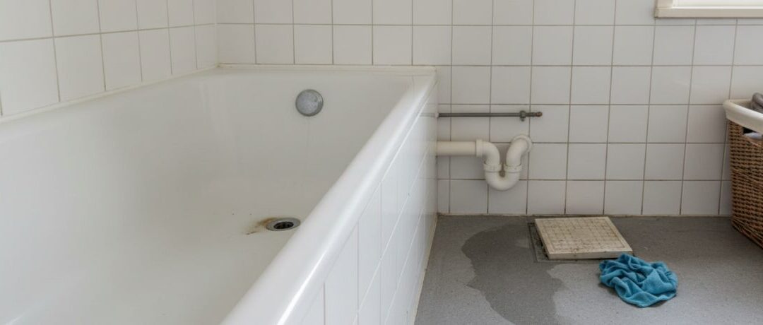 Hoe ga je om met een bad dat leegloopt en meteen weer stank afgeeft?
