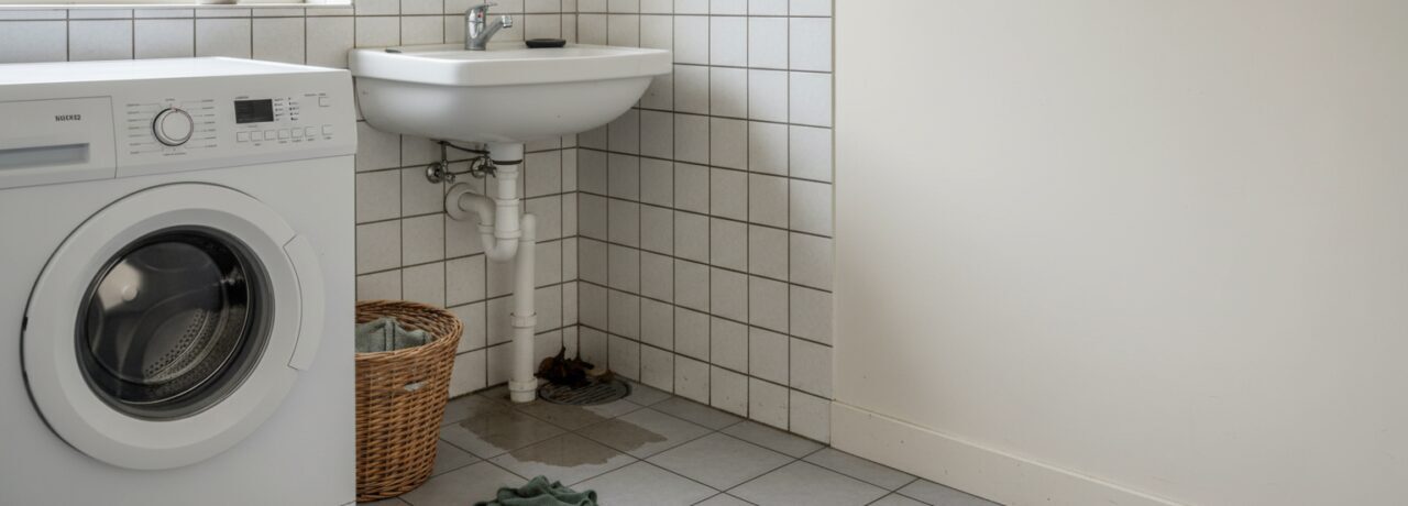 Hoe zelf onderhoud aan dakgoten problemen in hemelwaterafvoer beperkt.