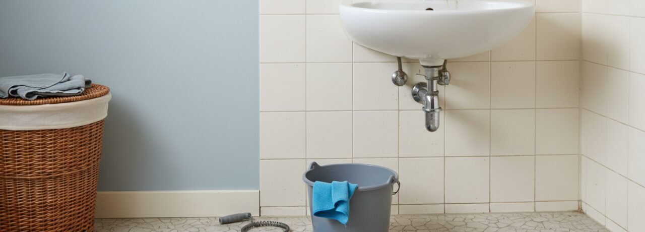 Wastafel ontstoppen Een verstopte wastafel levert vaak frustratie op. Heb jij te maken met stilstaand water, nare geurtjes of merk je dat het water langzaam wegloopt? Grote…